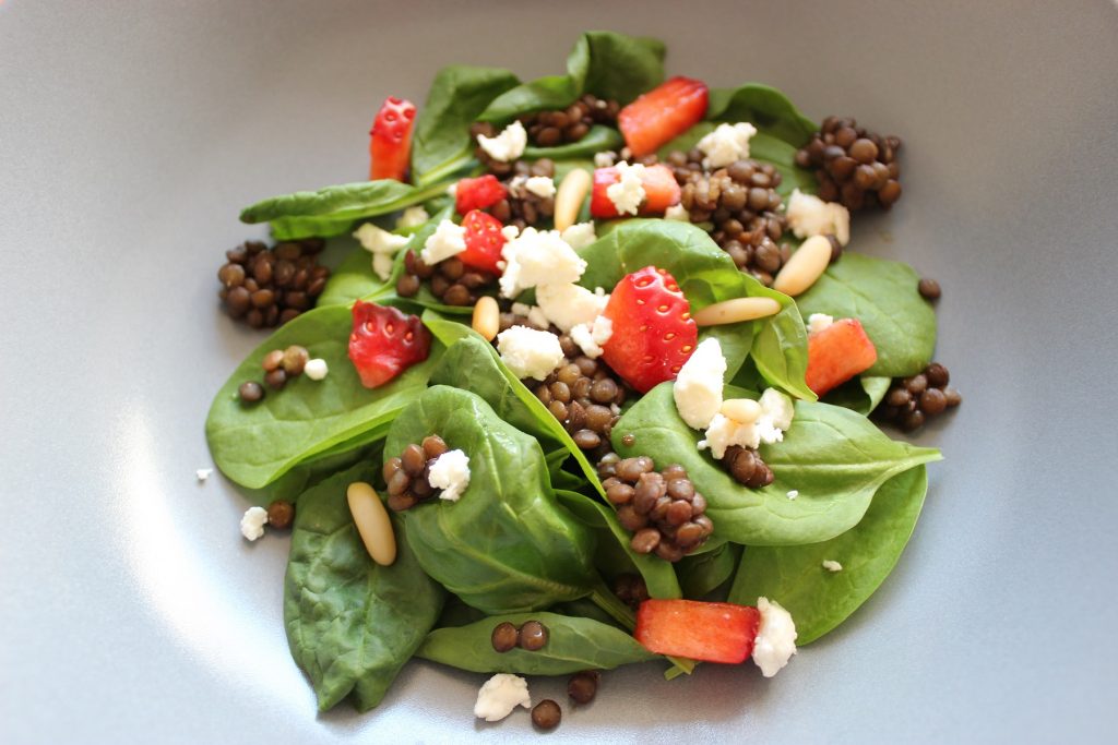 evchenkocht - Frühlingshafter Linsensalat mit Spinat und Erdbeeren 