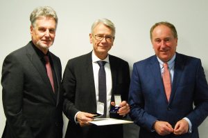 Karl-Heinz Dielmann (rechts), Vorstandsvorsitzender der Stadtsparkasse Kaiserslautern und Vorstandsmitglied Werner Stumpf (links) überreichen an Herrn Oberbürgermeister Dr. Klaus Weichel die Dr. Johann-Christian-Eberle-Medaille.