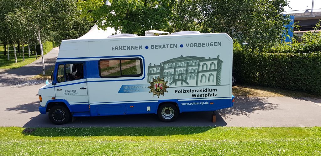 Bus des Polizeipräsidiums Westpfalz