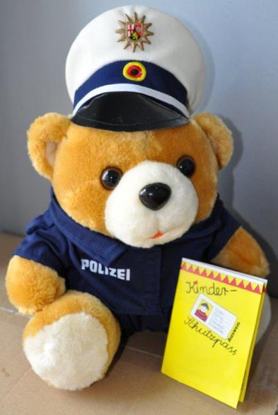 Polizeibär mit Kinderschutzpass