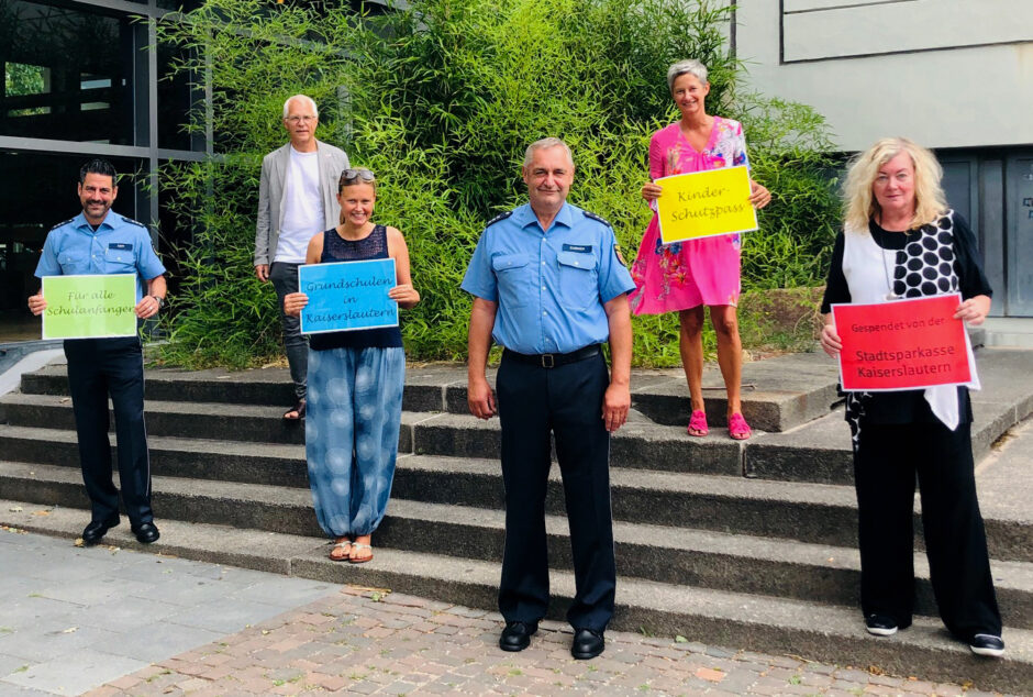 Stadtsparkasse überreicht Kinderschutzpass an Schulanfänger in Kaiserslautern