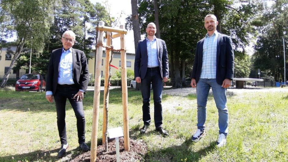 Obstbaum mit Symbolkraft Sparkasse Kaiserslautern pflanzt Birnbaum an Pestalozzischule