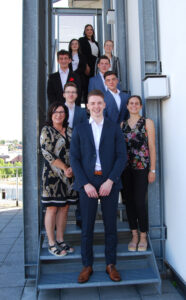 Die neuen Azubis mit Mitarbeitern der Personalabteilung