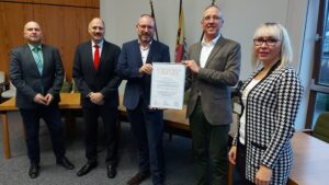 Sparkassenvertreter und Vertreter:innen der Verbandsgemeinde Bruchmühlbach-Miesau