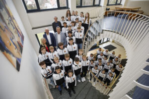 Kaiserslautern, Heinrich-Heine-Gymnasium, Übergabe der Trikots an die Schüler und Schulleitung durch die Sparkasse Kaiserslautern. 11.01.2023 Foto: Reiner Voß / view