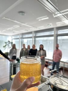 Gefülltes Glas mit Ausbeute der Honigernte.