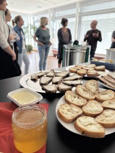Brotscheiben-Buffet für die Honigernte.