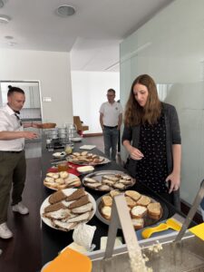 Teller mit Broten mit und ohne Butter, Mitarbeitende können sich bedienen.