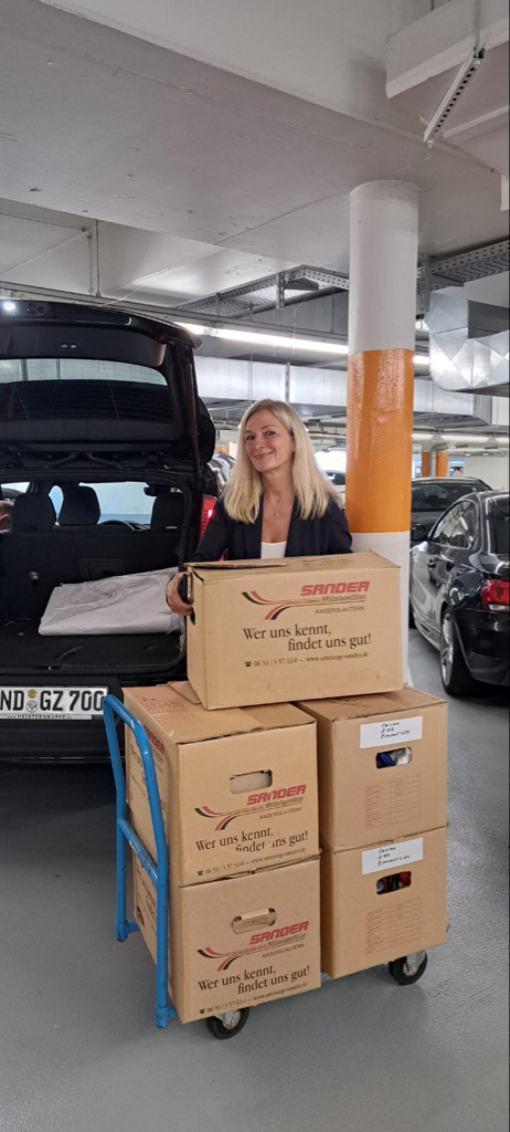 Andrea Brunnett lädt die Kisten mit den Brillen ins Auto