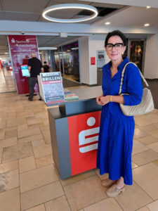 Michaela Roos an der Sammelbox