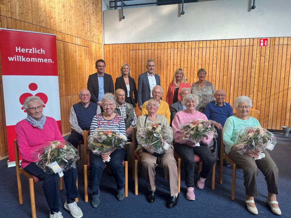 Wir laden Seniorinnen und Senioren zum bunten Nachmittag ein.
