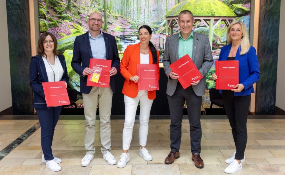 Rote Zeugnismappen für Erstklässler