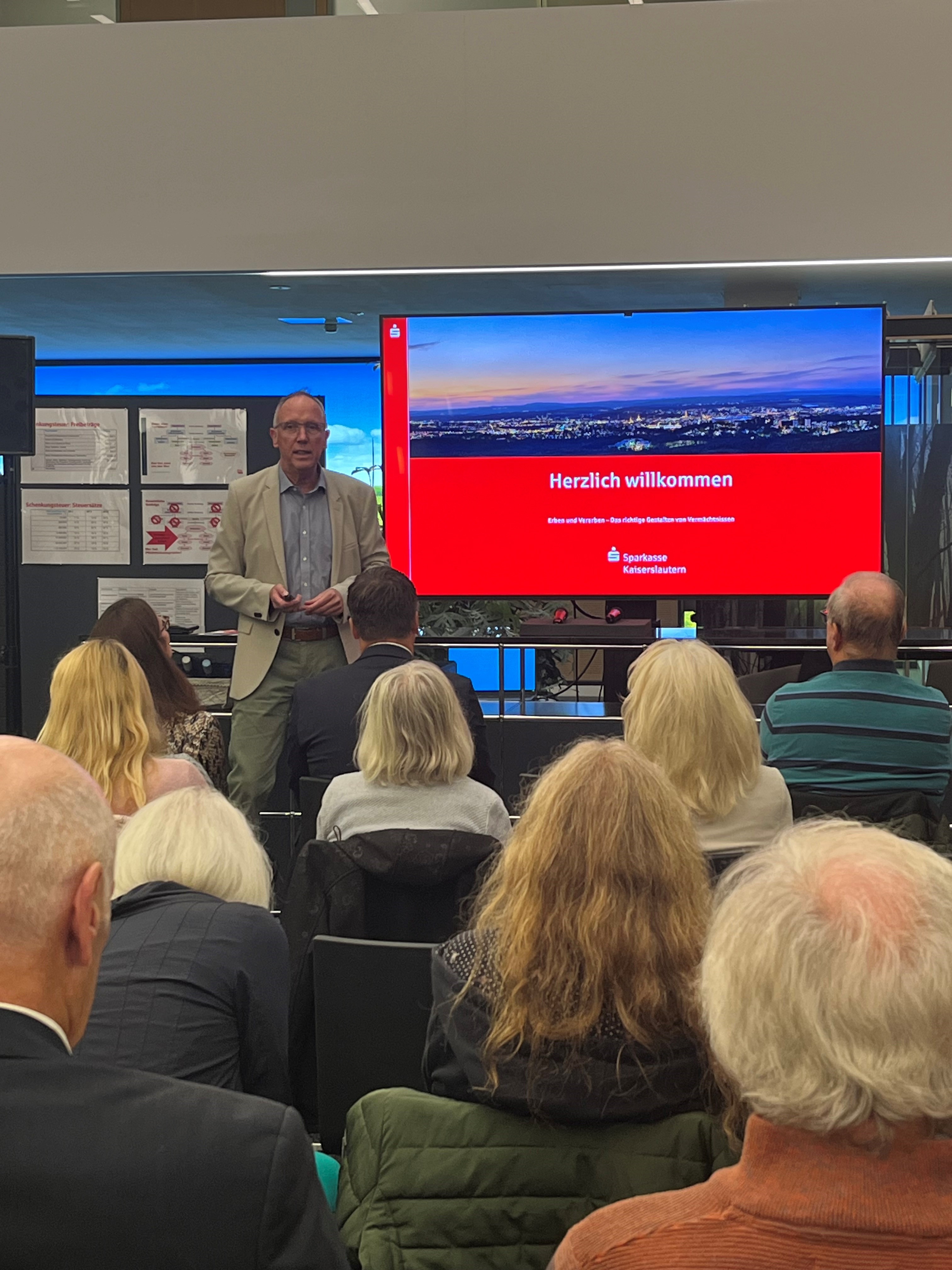 Vorstandsmitglied Uli Starck bei der Begrüßung der Anwesenden . Uli Starck bei der Begrüßung der Anwesenden beim Vortrag "Erben und Vererben"